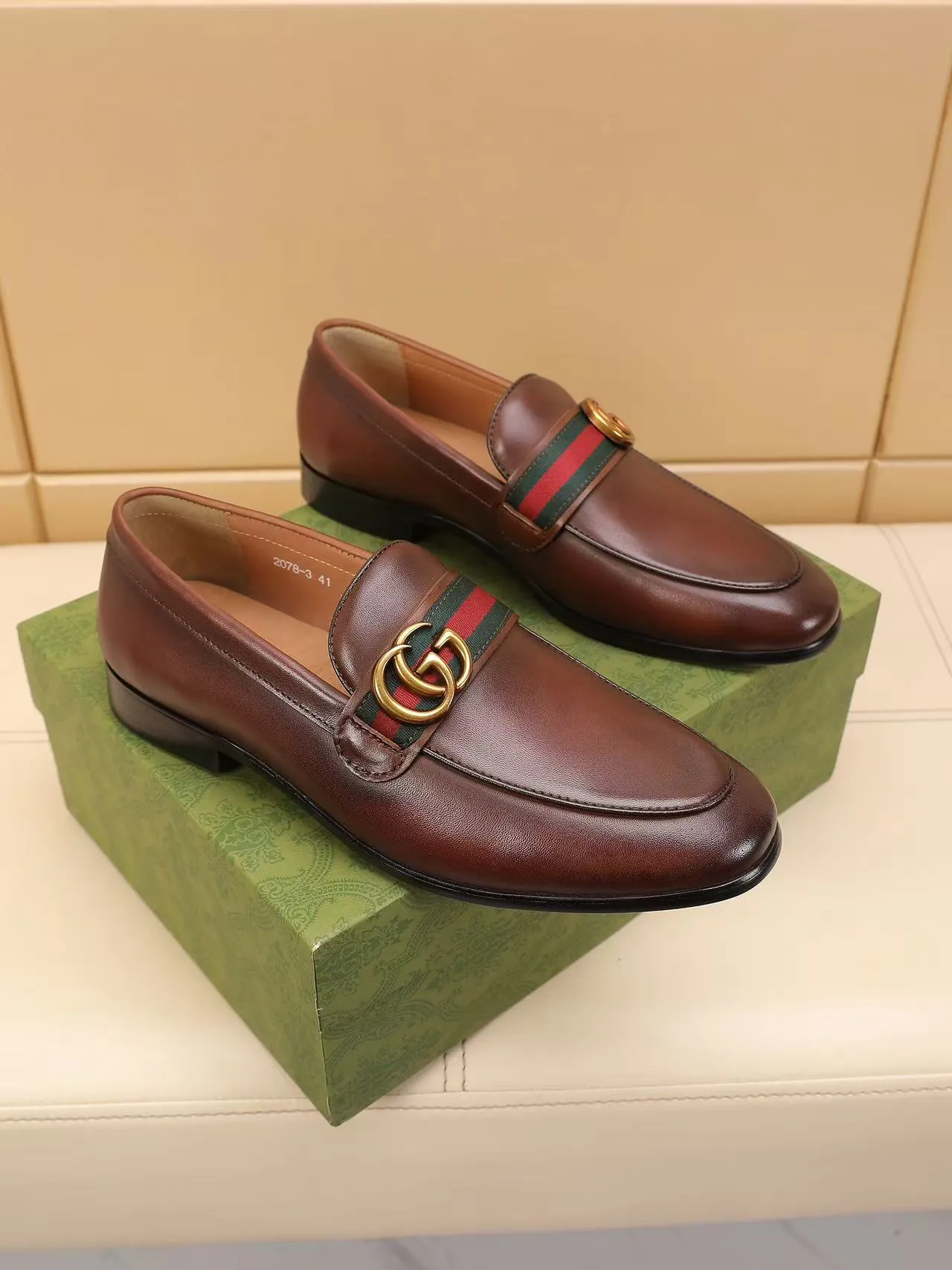 Men's men's shoes 💰440 🆘【GUCCI】Gucci ·🐂里· Hot-selling beanie shoes, top brand luxury, top quality, latest fashion beanie shoes.. The upper is made of original high mercerized smooth cow suede. (Full top-layer water-dyed 🐂 leather and lining). The original stylish and stylish soft rubber wear-resistant and non-slip outsole is light and comfortable on the foot, available in 2 colors! Matching code: 39-45 (38.46. Customized)